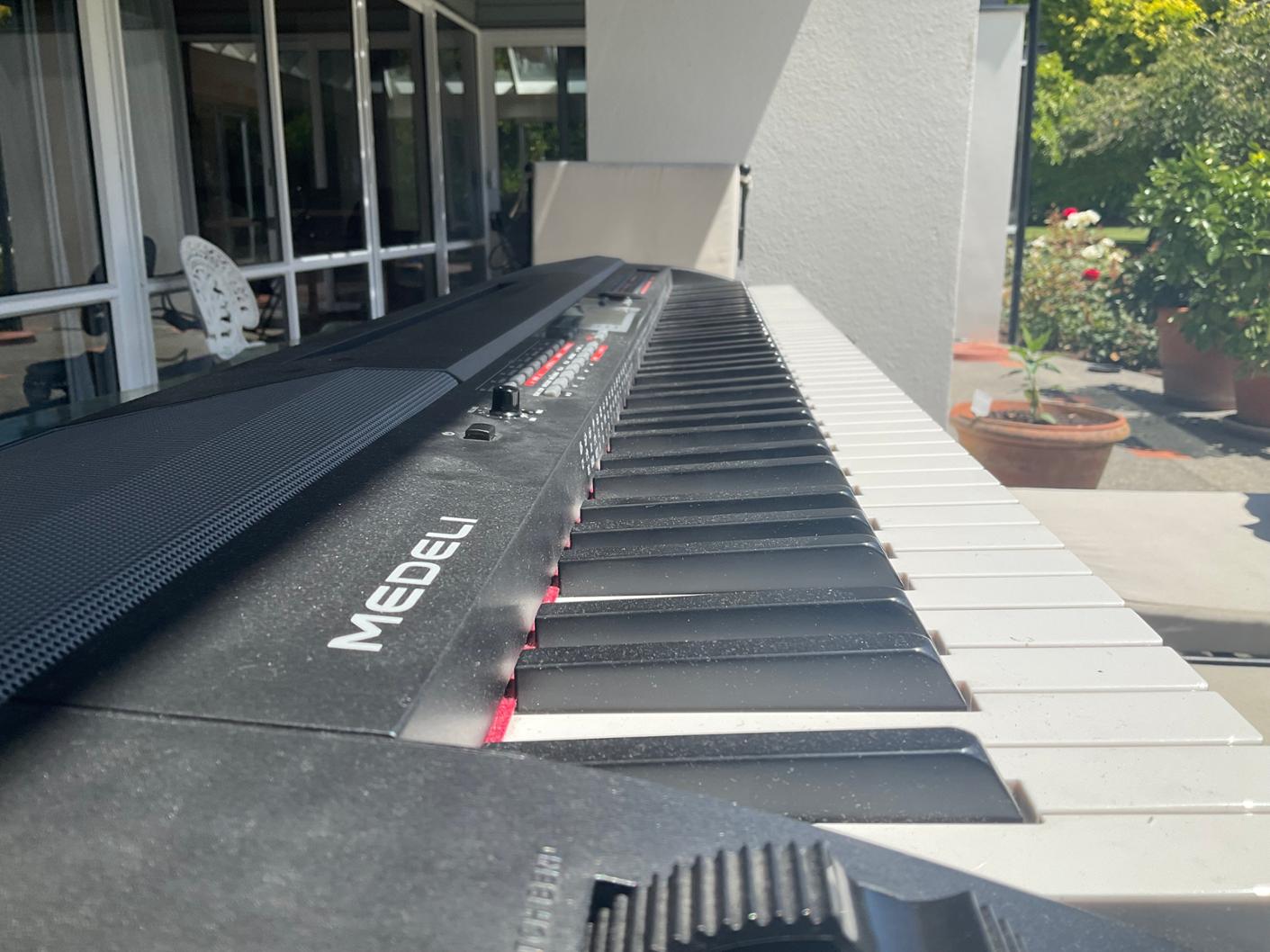 Keyboard player Looper Amateur music production