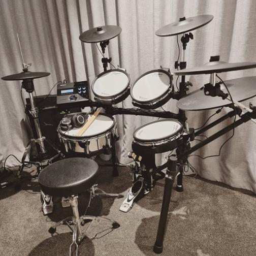 Akl drummer seeks hard rock or covers band