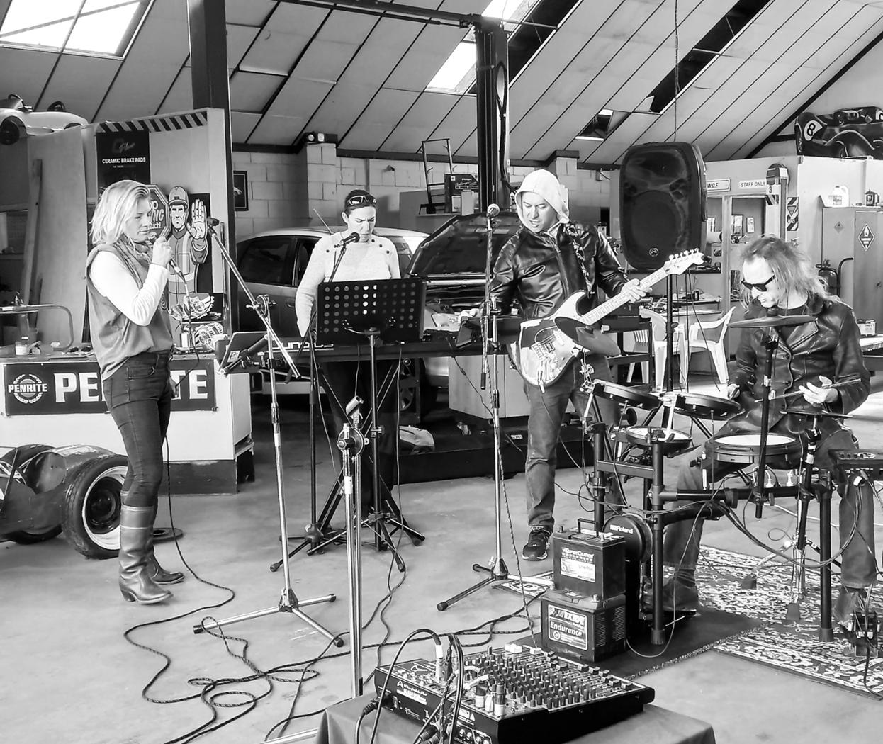BASS PLAYER for COVERS BAND